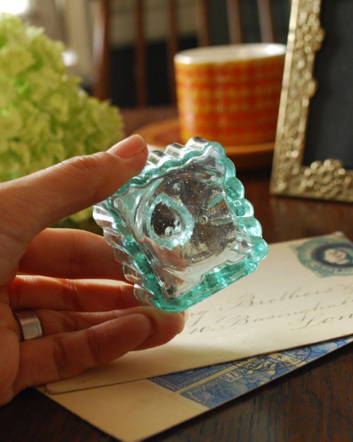 アンティーク ガラスボトル アンティーク雑貨 アンティークガラスボトル、ストライプカットインクボトル(ペン置き付き) 。気泡がアクセントになった可愛いボトルです。(m-1849-z)