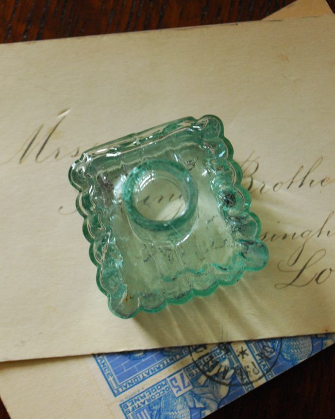 アンティーク ガラスボトル アンティーク雑貨 アンティークガラスボトル、ストライプカットインクボトル(ペン置き付き) 。アンティークのため、多少の欠け・傷がある場合がありますが、使用上問題はありませんので、ご了承下さい。(m-1849-z)