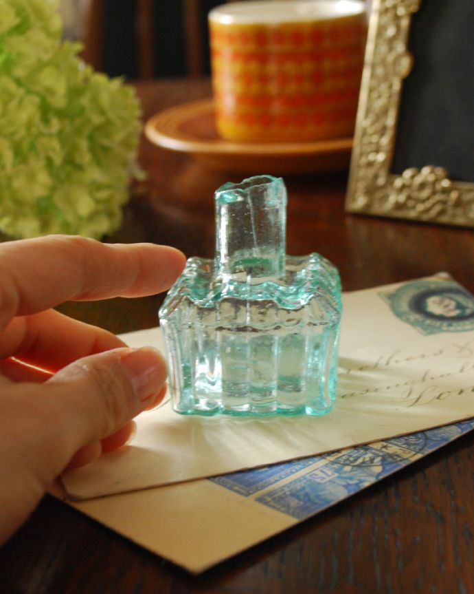 アンティーク ガラスボトル アンティーク雑貨 アンティークガラスボトル、ストライプカットインクボトル(ペン置き付き) 。厚みのあるガラスは、光が差し込むとこんなにもキラキラと美しいんです。(m-1849-z)