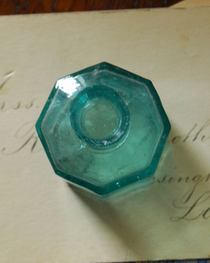 アンティーク ガラスボトル アンティーク雑貨 ガラスのアンティーク雑貨、ブルーの八角形インクボトル。上から見るとこんな感じです。(m-1850-z)
