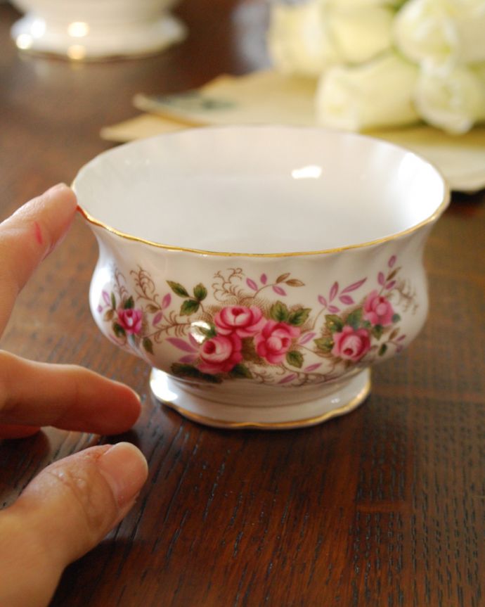 テーブルウェア(食器)　アンティーク雑貨　ロイヤルアルバート社（Royal Albert社 ）のラベンダーローズのシュガーボウル。ティータイムを華やかに彩ります。(m-1852-z)