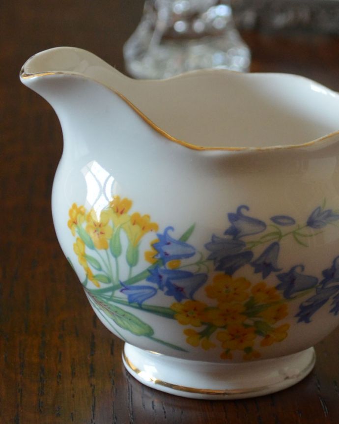 アンティーク 陶磁器の雑貨　アンティーク雑貨　ブルーとイエローの小さなお花が可愛い、アンティークミルクポット。豊かな色使いで、テーブルを華やかに彩ります。(m-1855-z)