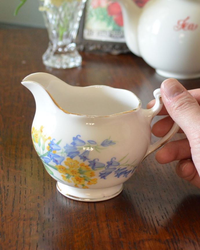 アンティーク 陶磁器の雑貨　アンティーク雑貨　ブルーとイエローの小さなお花が可愛い、アンティークミルクポット。アンティークのため、多少の欠け・傷がある場合がありますが、使用上問題はありませんので、ご了承下さい。(m-1855-z)