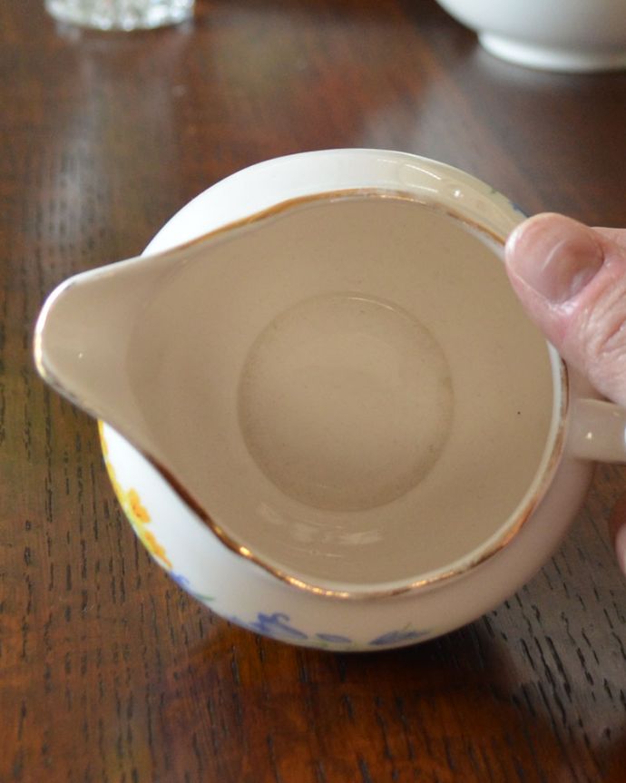 アンティーク 陶磁器の雑貨　アンティーク雑貨　ブルーとイエローの小さなお花が可愛い、アンティークミルクポット。上から見るとこんな感じです。(m-1855-z)