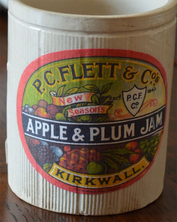 アンティーク 陶磁器の雑貨　アンティーク雑貨　アンティークの陶器ジャー、「APPLE＆PLUM」の可愛いラベル付きジャムポット。フレッシュなフルーツたっぷりのラベルが可愛い！。(m-1856-z)