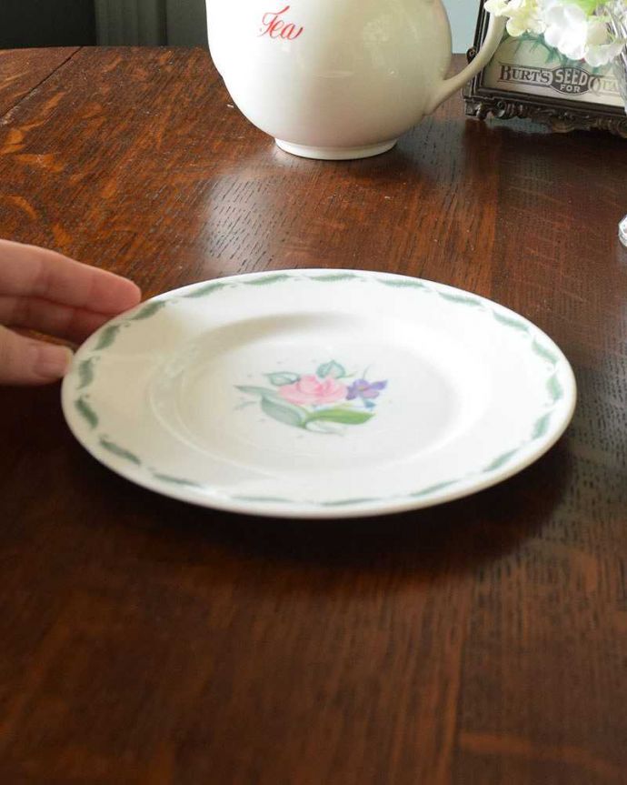 スージークーパー アンティーク雑貨 スージークーパーのアンティークプレート、バラとすみれがデザインされたフレグランスシリーズ。普段使いにもピッタリ!ボーンチャイナです。(m-1862-z)