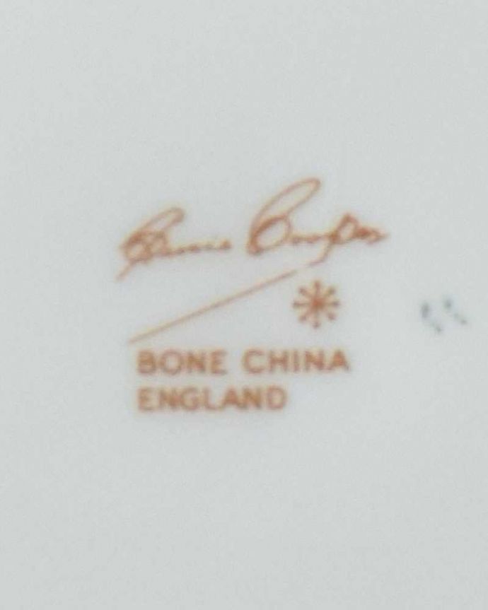 スージークーパー アンティーク雑貨 スージークーパーのアンティークプレート、バラとすみれがデザインされたフレグランスシリーズ。バックスタンプです。(m-1862-z)