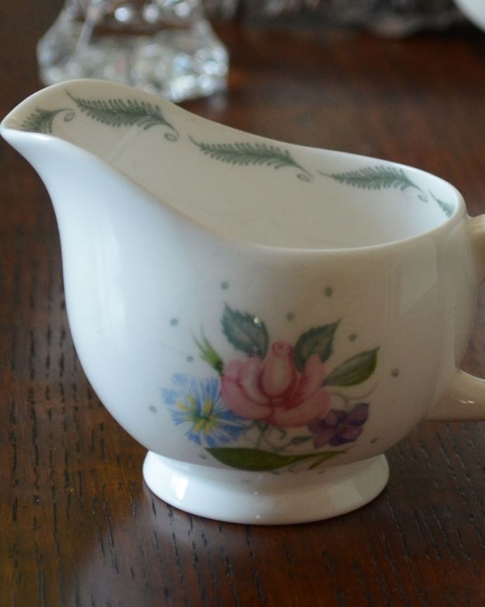 スージークーパー アンティーク雑貨 スージークーパーの「フレグランス」シリーズ、バラとすみれがキレイなアンティークミルクポット。お気に入りのミルクポットを使えば、お家でのカフェタイムもいつもより楽しくなりそうです。(m-1866-z)