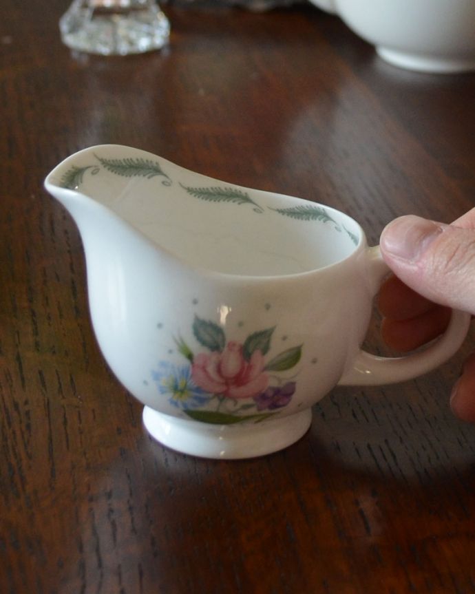 スージークーパー アンティーク雑貨 スージークーパーの「フレグランス」シリーズ、バラとすみれがキレイなアンティークミルクポット。フラワーベースにしても良いですね。(m-1866-z)