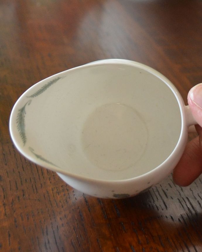 スージークーパー アンティーク雑貨 スージークーパーの「フレグランス」シリーズ、バラとすみれがキレイなアンティークミルクポット。アンティークのため、多少の欠け・傷がある場合がありますが、使用上問題はありませんので、ご了承下さい。(m-1866-z)