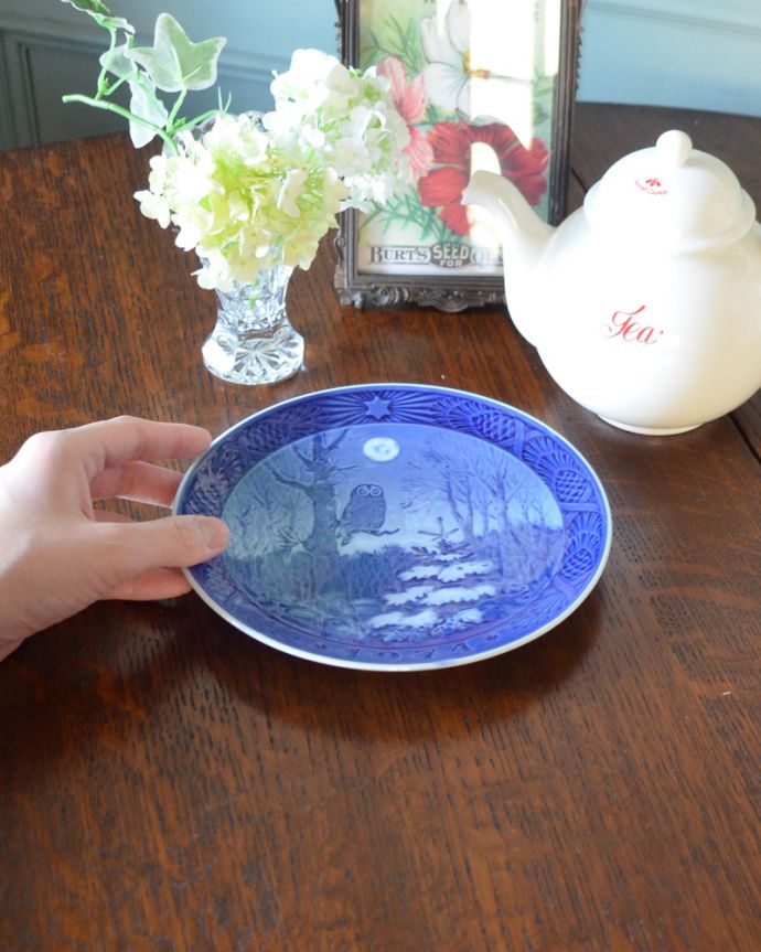 アンティーク 陶磁器の雑貨 アンティーク雑貨 1974年ロイヤルコペンハーゲンのクリスマスイヤープレート(冬の夕暮れ)。独特の製法で作られているので、濃淡が美しいです。(m-1873-z)