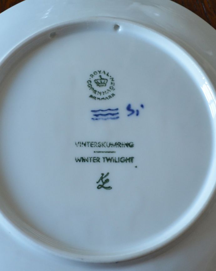 アンティーク 陶磁器の雑貨 アンティーク雑貨 1974年ロイヤルコペンハーゲンのクリスマスイヤープレート(冬の夕暮れ)。バックスタンプです。(m-1873-z)