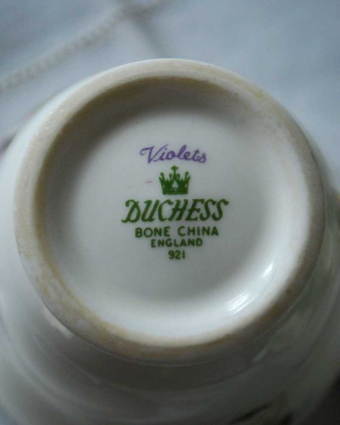 アンティーク 陶磁器の雑貨 アンティーク雑貨 DUCHESS(ダッチェス)のアンティークカップ&ソーサー(すみれ)。ロゴがプリントされています。(m-1886-z)