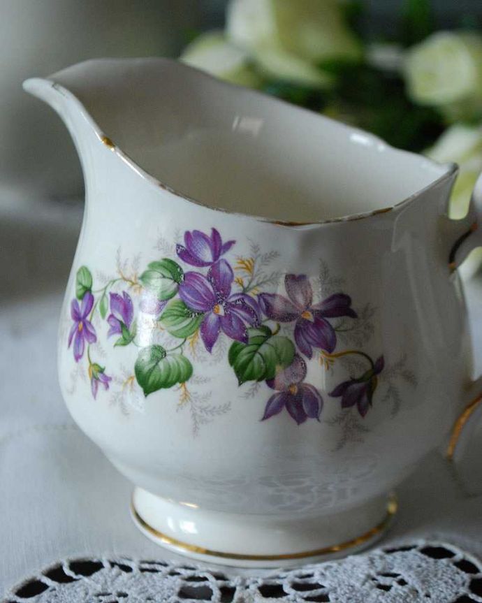 アンティーク 陶磁器の雑貨 アンティーク雑貨 スミレ柄が可愛いお花が可愛い、DUCHESS(ダッチェス)のアンティークミルクポット。優しい色使いです。(m-1890-z)