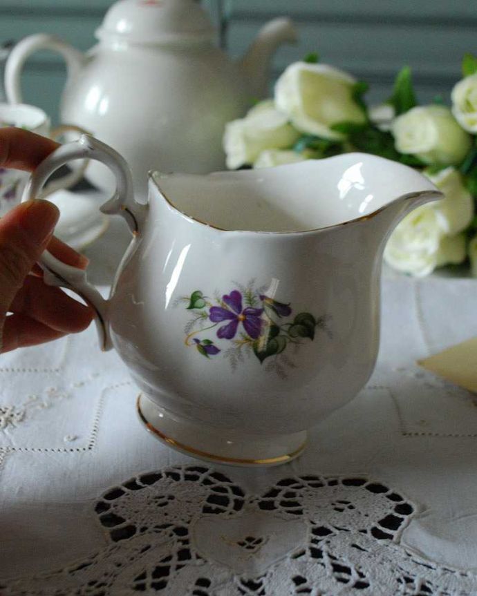 アンティーク 陶磁器の雑貨 アンティーク雑貨 スミレ柄が可愛いお花が可愛い、DUCHESS(ダッチェス)のアンティークミルクポット。普段使いにもピッタリ!。(m-1890-z)