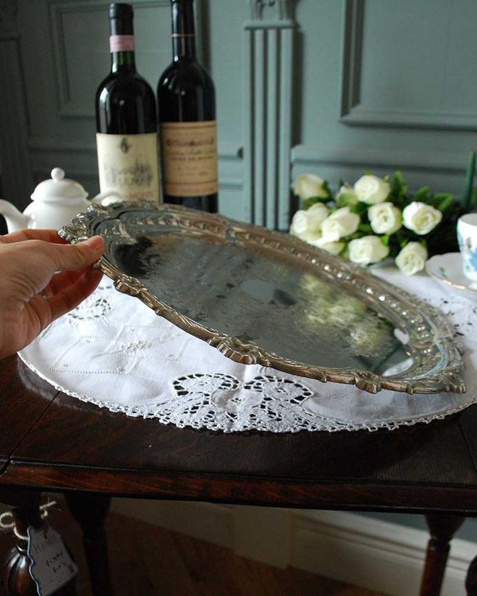 テーブルウェア(食器) アンティーク雑貨 英国輸入の銀雑貨、縁どりの装飾がゴージャスなアンティークシルバーのサルヴァ(銀盆)。置くだけで優雅で特別なテーブルコーディネートが完成です!。(m-1891-z)