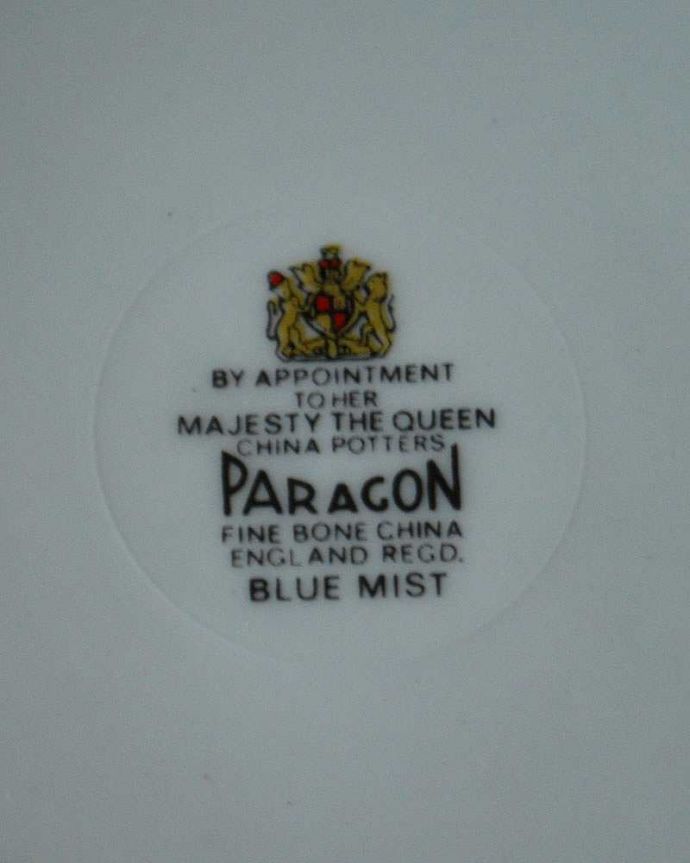 アンティーク 陶磁器の雑貨 アンティーク雑貨 MAJESTY THE QUEENのアンティークプレート(ブルーローズ)。ロゴがプリントされています。(m-1897-z)