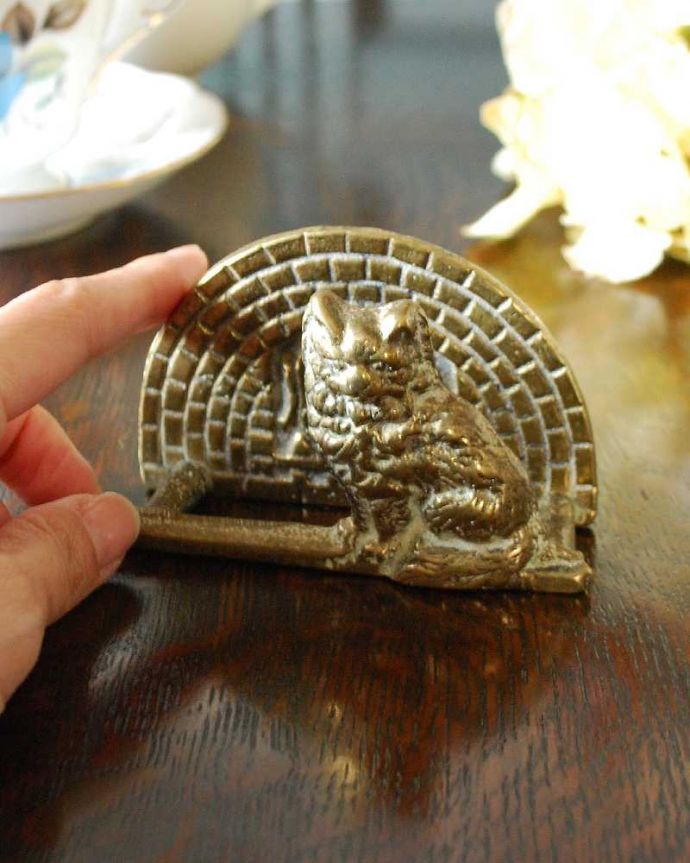 アンティーク 真鍮の雑貨 アンティーク雑貨 イギリスアンティークの真鍮製雑貨、置き型のレターラック(ネコ)。デスクや、下駄箱の上に置いてあるだけでお洒落です。(m-1898-z)