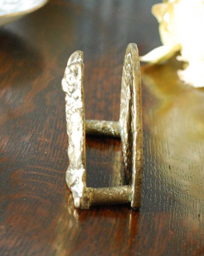 アンティーク 真鍮の雑貨 アンティーク雑貨 イギリスアンティークの真鍮製雑貨、置き型のレターラック(ネコ)。横から見るとこんな感じです。(m-1898-z)