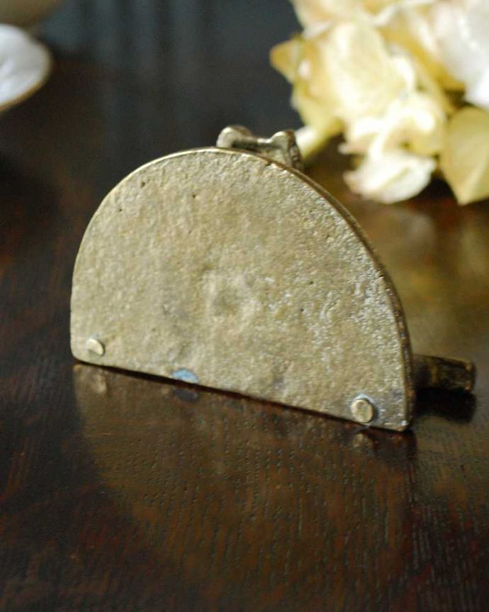 アンティーク 真鍮の雑貨 アンティーク雑貨 イギリスアンティークの真鍮製雑貨、置き型のレターラック(ネコ)。アンティークのため、欠け・傷がある場合がありますが、使用上問題はありませんので、ご了承下さい。(m-1898-z)