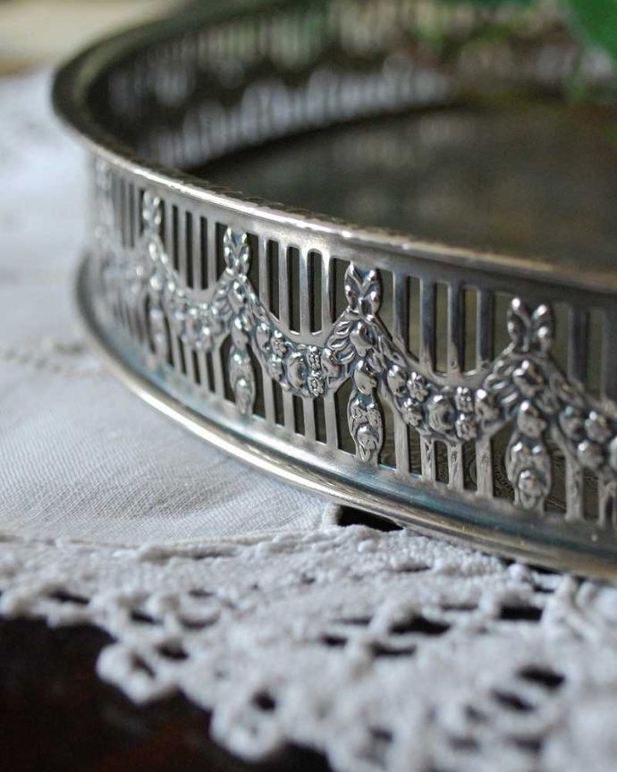 アンティーク 真鍮の雑貨　アンティーク雑貨　上品な英国アンティーク、繊細な装飾のシルバートレイ。立ち上がった部分のデザインもとってもキレイです。(m-1907-z)