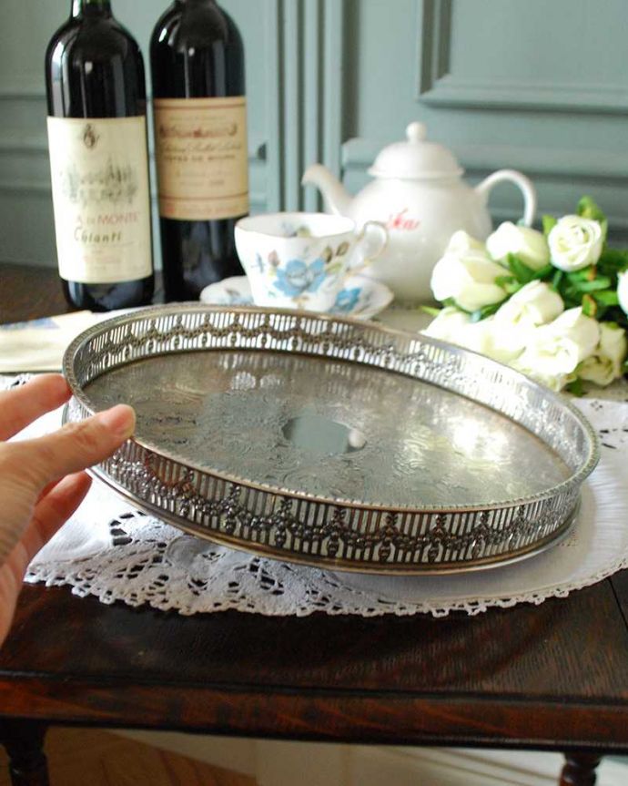 アンティーク 真鍮の雑貨　アンティーク雑貨　上品な英国アンティーク、繊細な装飾のシルバートレイ。普段使いにもピッタリ！。(m-1907-z)