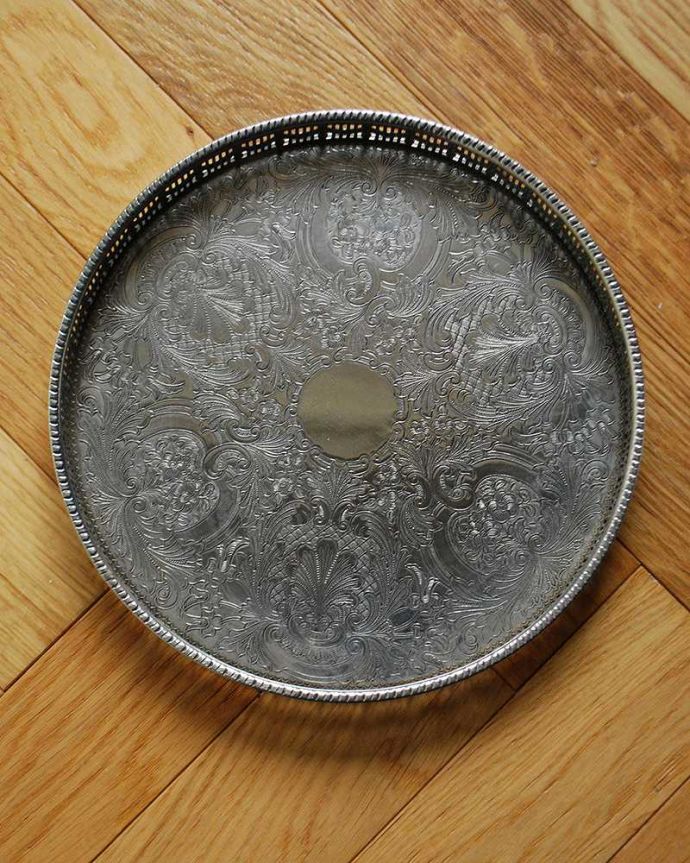 アンティーク 真鍮の雑貨　アンティーク雑貨　上品な英国アンティーク、繊細な装飾のシルバートレイ。アンティークなので多少のキズ・汚れがある場合があります。(m-1907-z)