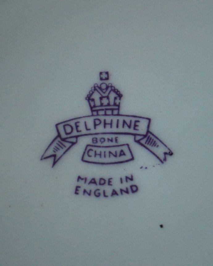 アンティーク 陶磁器の雑貨　アンティーク雑貨　英国のＤＥＬＰＨＩＮＥのアンティーク　プレート（ローズ）（16cm）。ロゴがプリントされています。(m-1910-z)