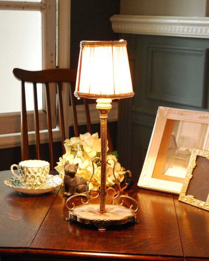 スタンドライト 照明・ライティング フランス輸入アンティーク プチポワンランプ(1灯)(E17シャンデリア球付)。電気を付けると柔らかな光が照らしてくれます。(m-1922-z)