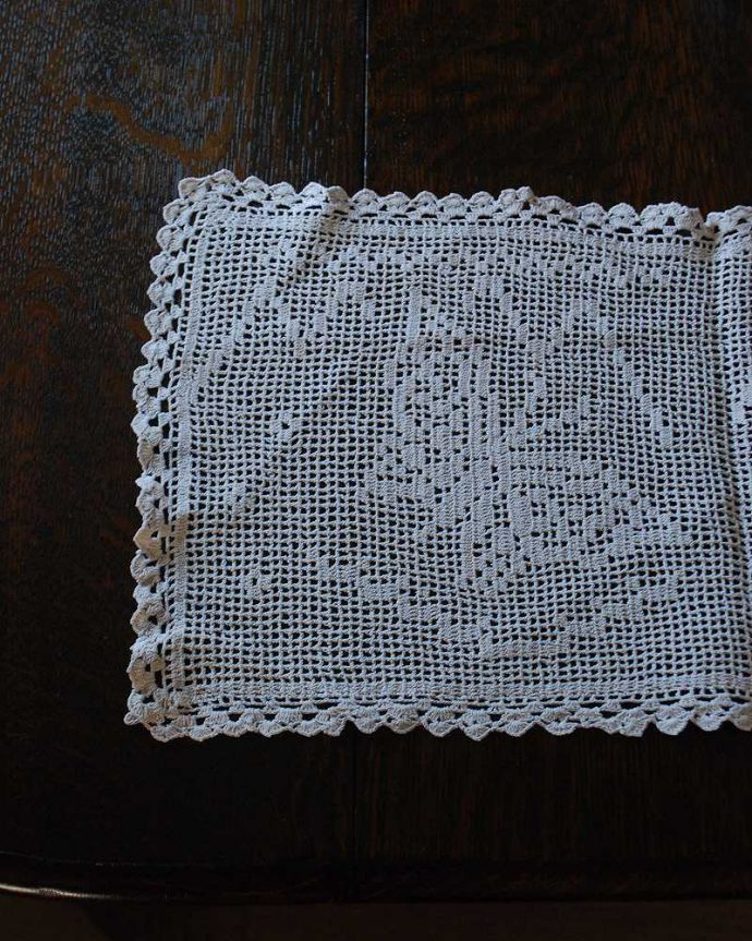 アンティーク 布製の雑貨 アンティーク雑貨 フランスアンティーク雑貨、ディスプレイのアクセントになるドイリーレースマット (蝶)。ハンドメイドの繊細さとあたたかさがあります。(m-1923-z)