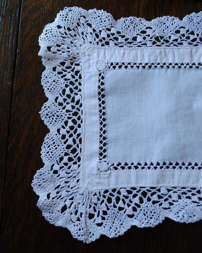 アンティーク 布製の雑貨　アンティーク雑貨　可憐なフランスアンティーク雑貨、スクエアのハンドメイドレース（ドイリー）。アンティークのため、多少の汚れやシミがある場合がありますが、使用上問題はありませんので、ご了承下さい。(m-1926-z)