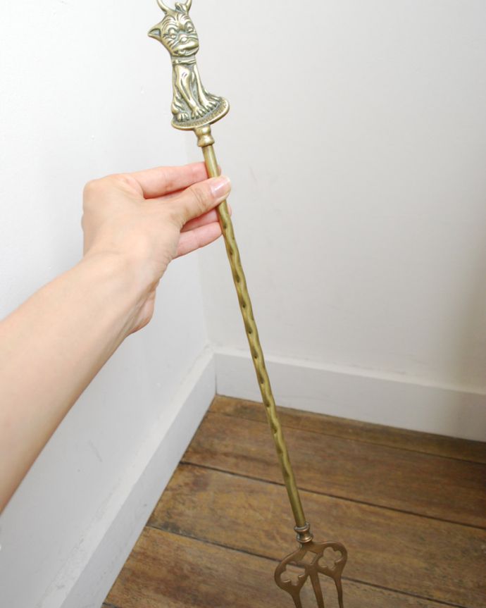 アンティーク 真鍮の雑貨　アンティーク雑貨　イギリスで人気キャラクターのボンゾ犬！真鍮製アンティーク暖炉フォーク。長さがあるので、暖炉はもちろんキャンプの薪にも使えます。(m-1941-z)