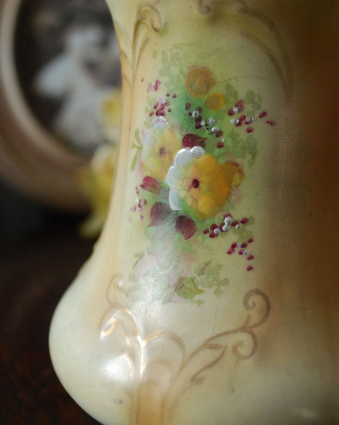 アンティーク 陶磁器の雑貨　アンティーク雑貨　花模様がロマンチックなアンティーク　クラウンデボンの花器（クラウンデヴォン窯）。ハンドペイントで描かれたお花がロマンチックです。(m-1943-z)