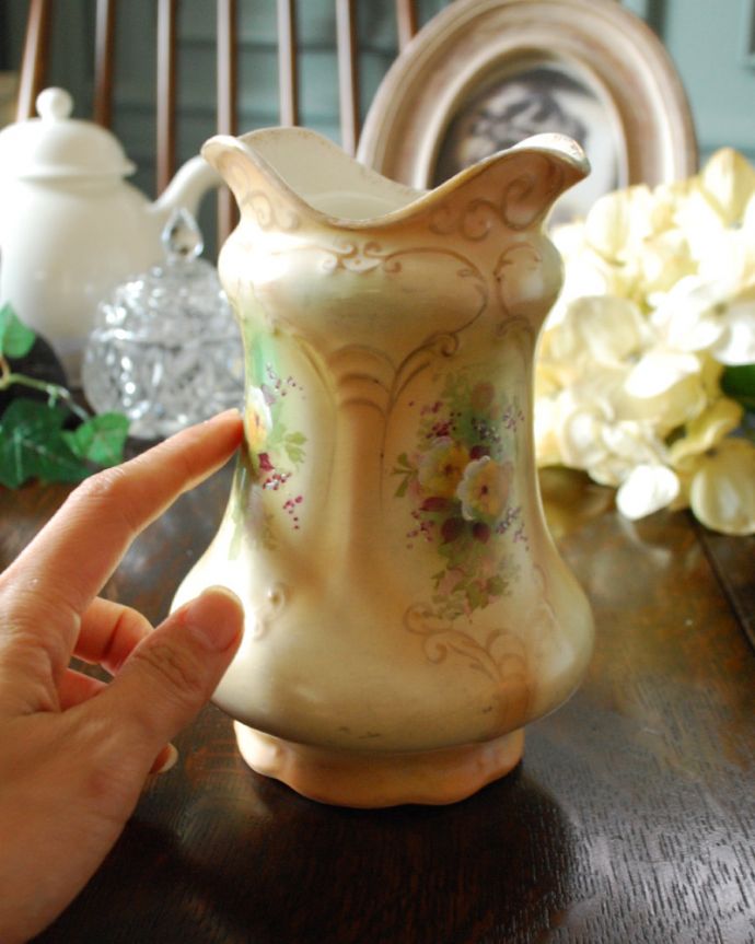 アンティーク 陶磁器の雑貨　アンティーク雑貨　花模様がロマンチックなアンティーク　クラウンデボンの花器（クラウンデヴォン窯）。飾るだけで絵になる美しさ。(m-1943-z)