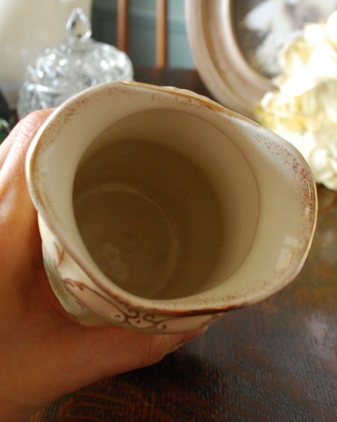 アンティーク 陶磁器の雑貨　アンティーク雑貨　花模様がロマンチックなアンティーク　クラウンデボンの花器（クラウンデヴォン窯）。アンティークなので多少のキズ・汚れがある場合があります。(m-1943-z)