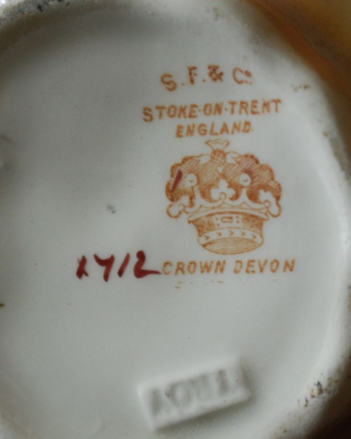 アンティーク 陶磁器の雑貨　アンティーク雑貨　花模様がロマンチックなアンティーク　クラウンデボンの花器（クラウンデヴォン窯）。バックスタンプが残っていました。(m-1943-z)