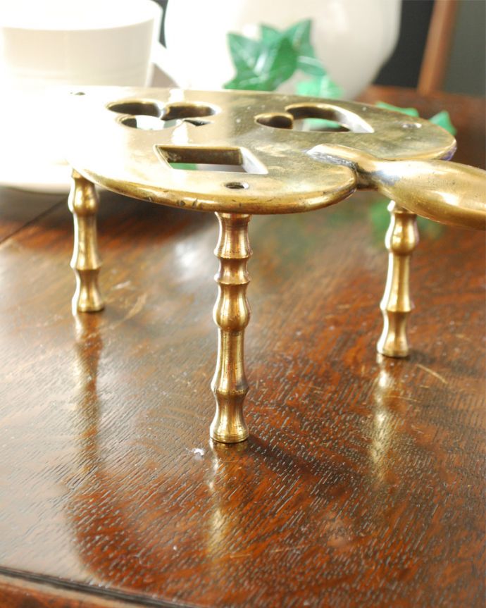 アンティーク 真鍮の雑貨 アンティーク雑貨 イギリス輸入のアンティーク雑貨、真鍮製アイロンスタンド(トランプモチーフ)。アイロンを置いておく台として使われていたもの。(m-1950-z)