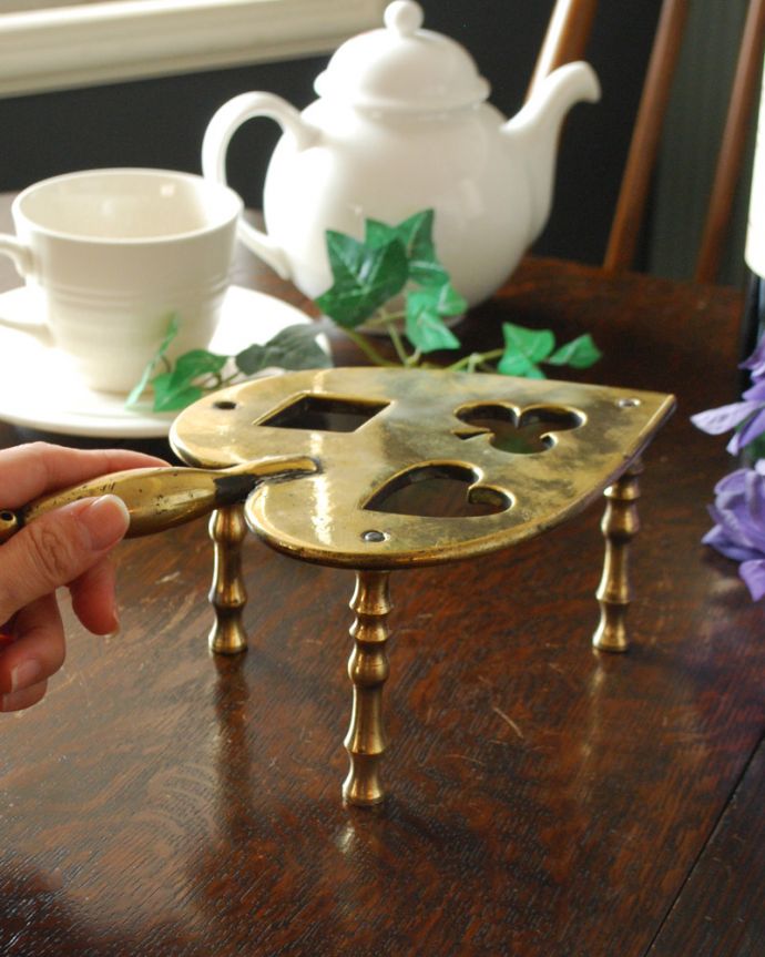 アンティーク 真鍮の雑貨 アンティーク雑貨 イギリス輸入のアンティーク雑貨、真鍮製アイロンスタンド(トランプモチーフ)。3本脚の素敵なデザインです。(m-1950-z)