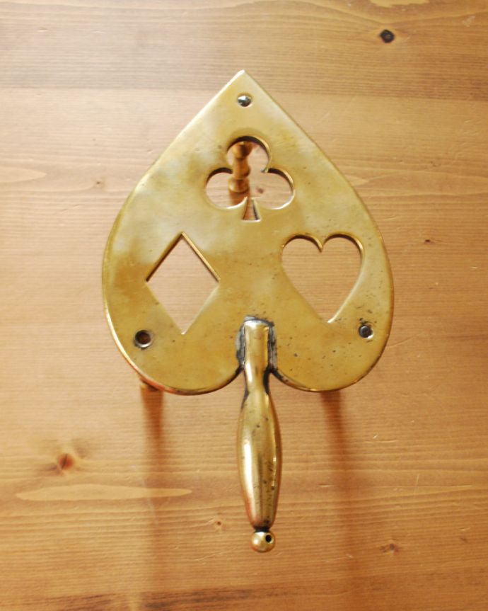 アンティーク 真鍮の雑貨 アンティーク雑貨 イギリス輸入のアンティーク雑貨、真鍮製アイロンスタンド(トランプモチーフ)。アンティークなので多少のキズ・汚れがある場合があります。(m-1950-z)