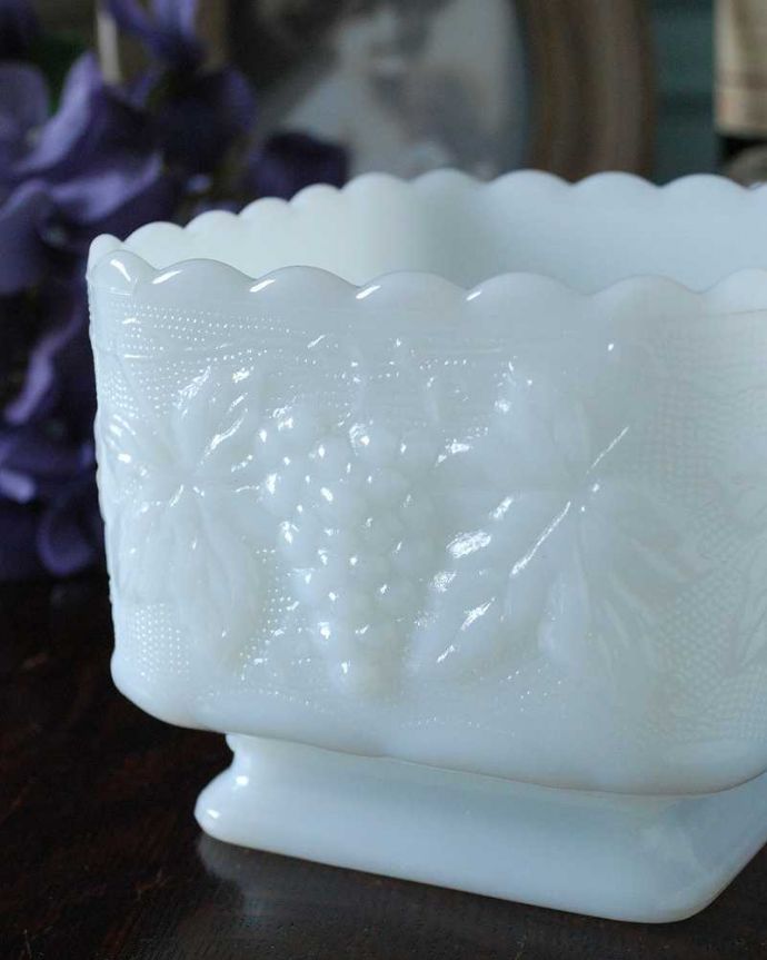 アンティーク 雑貨のガラス小物　アンティーク雑貨　お洒落なスクエアのミルクガラス、葡萄模様のフラワーベース（花器）。蔦と葉っぱ、葡萄が実ったデザインです。(m-1954-z)