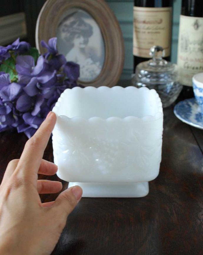 アンティーク 雑貨のガラス小物　アンティーク雑貨　お洒落なスクエアのミルクガラス、葡萄模様のフラワーベース（花器）。飾るだけで絵になる美しさ。(m-1954-z)