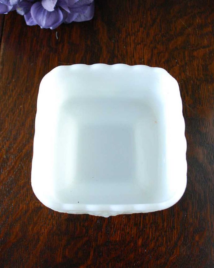 アンティーク 雑貨のガラス小物　アンティーク雑貨　お洒落なスクエアのミルクガラス、葡萄模様のフラワーベース（花器）。アンティークのため、多少の欠け・傷がある場合がありますが、使用上問題はありませんので、ご了承下さい。(m-1954-z)