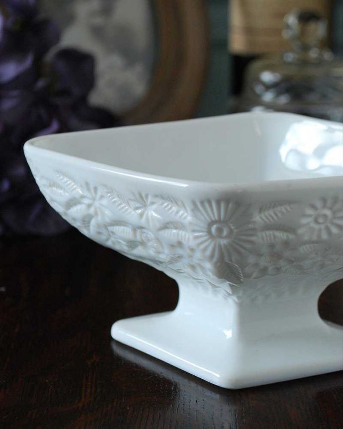 アンティーク 雑貨のガラス小物　アンティーク雑貨　たくさんのお花が咲いたミルクガラス、ダイヤ型のアンティークコンポート。アンティークのため、多少の欠け・傷がある場合がありますが、使用上問題はありませんので、ご了承下さい。(m-1956-z)