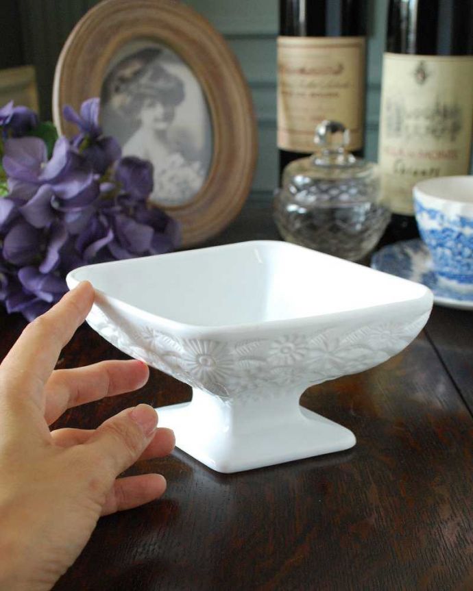 アンティーク 雑貨のガラス小物　アンティーク雑貨　たくさんのお花が咲いたミルクガラス、ダイヤ型のアンティークコンポート。アクセサリートレーやパンやお菓子のトレーなど使い方いろいろ！。(m-1956-z)