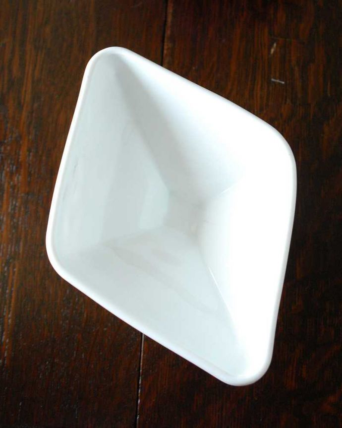 アンティーク 雑貨のガラス小物　アンティーク雑貨　たくさんのお花が咲いたミルクガラス、ダイヤ型のアンティークコンポート。上から見るとこんな感じです。(m-1956-z)