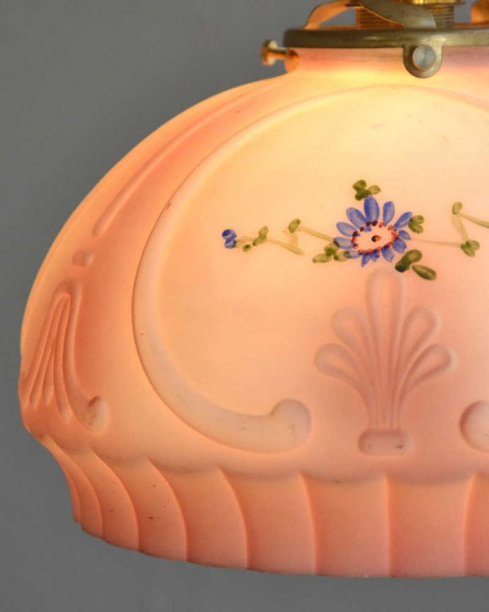 ペンダントライト 照明・ライティング 海外らしいデザインのアンティークペンダントライト(コード・シャンデリア電球・ギャラリーA付き)。アンティークのガラスは、光を通すとなんとも言えないステキな雰囲気でお部屋を照らしてくれます。(m-1966-z)