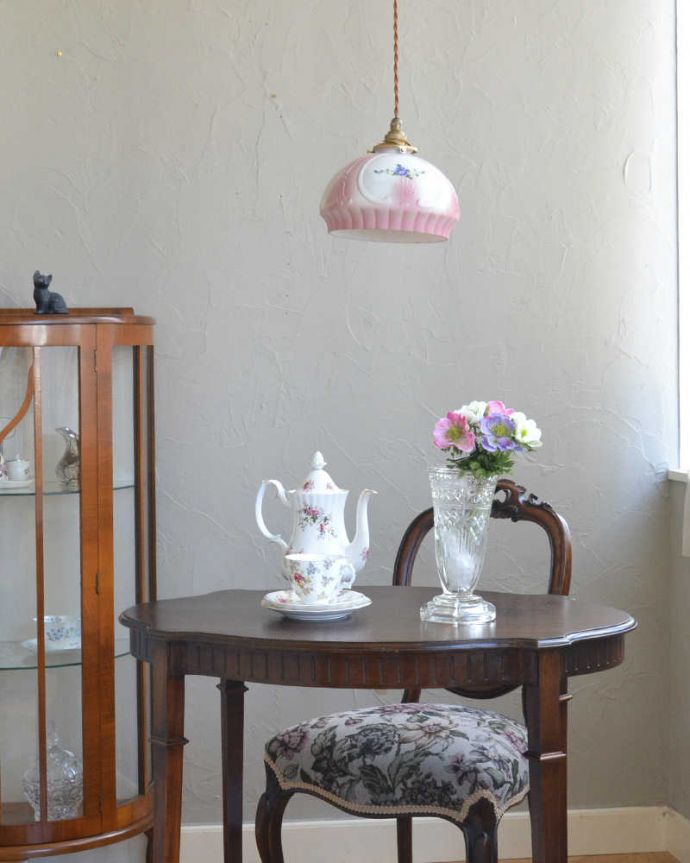 ペンダントライト 照明・ライティング 海外らしいデザインのアンティークペンダントライト(コード・シャンデリア電球・ギャラリーA付き)。この光の下では不思議と時間もゆっくりと流れていきます。(m-1966-z)