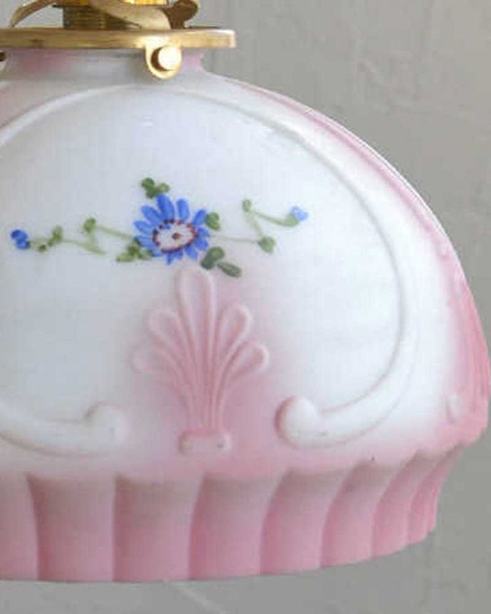 ペンダントライト 照明・ライティング 海外らしいデザインのアンティークペンダントライト(コード・シャンデリア電球・ギャラリーA付き)。シェードは、アンティークのため、誤差があったり、キズ、汚れが入っている場合もあります。(m-1966-z)