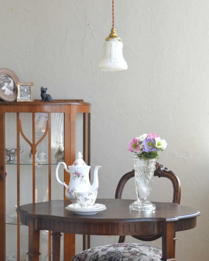 ペンダントライト 照明・ライティング ヨーロッパらしい装飾アンティークペンダントライト(コード・シャンデリア電球・ギャラリーA付き)。この光の下では不思議と時間もゆっくりと流れていきます。(m-1971-z)