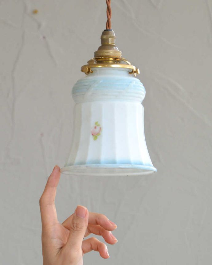 ペンダントライト 照明・ライティング 水色が子供部屋にも合うアンティークペンダントライト(コード・シャンデリア電球・ギャラリーA付き)。※こちらのシェードのみは販売していません。(m-1981-z)